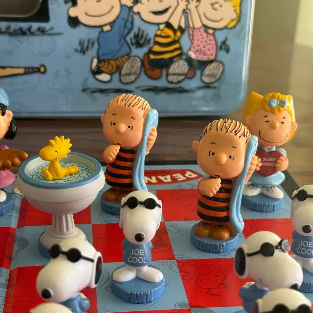 Peanuts Gang Chess Set Charlie Brown blue Tin Edition 32 Pieces Complete